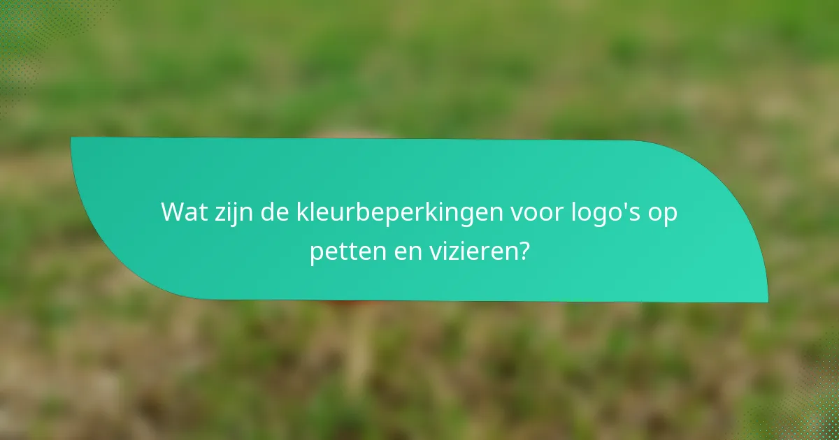 Wat zijn de kleurbeperkingen voor logo's op petten en vizieren?